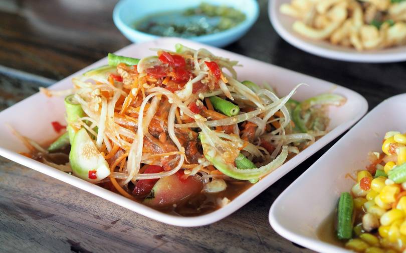 A plate of Som Tam