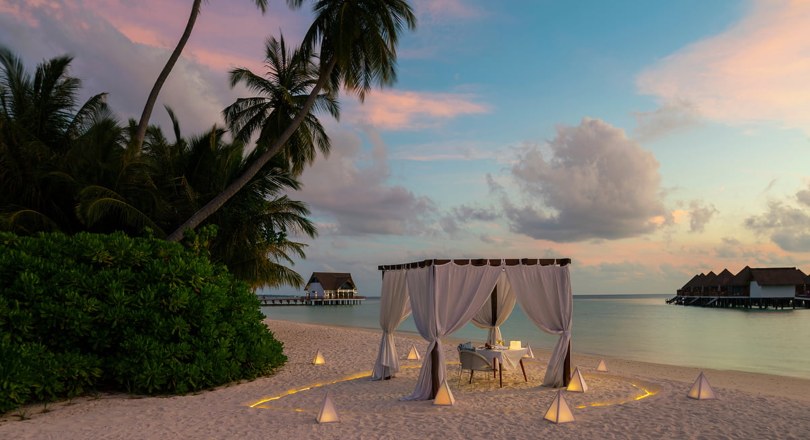 Romantic beach dinner in Mercure Maldives Kooddoo